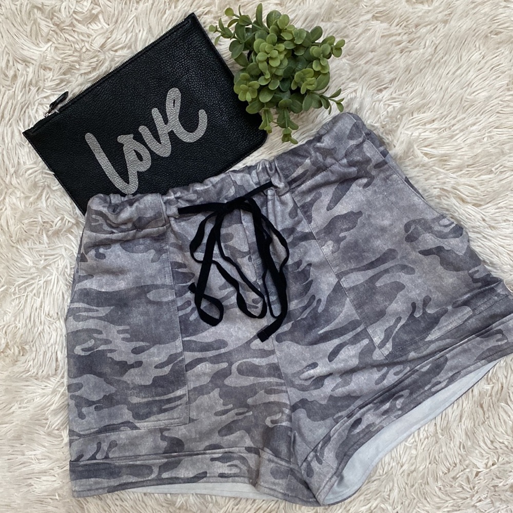 🎉HP🎉 Boutique Athleisure Camo Drawstring Shorts 💗 Gray & Black